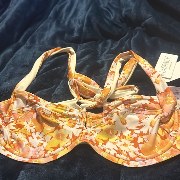 NWT L*Space Camelia bikini top in “what in carnation” print - Picture 9 of 13